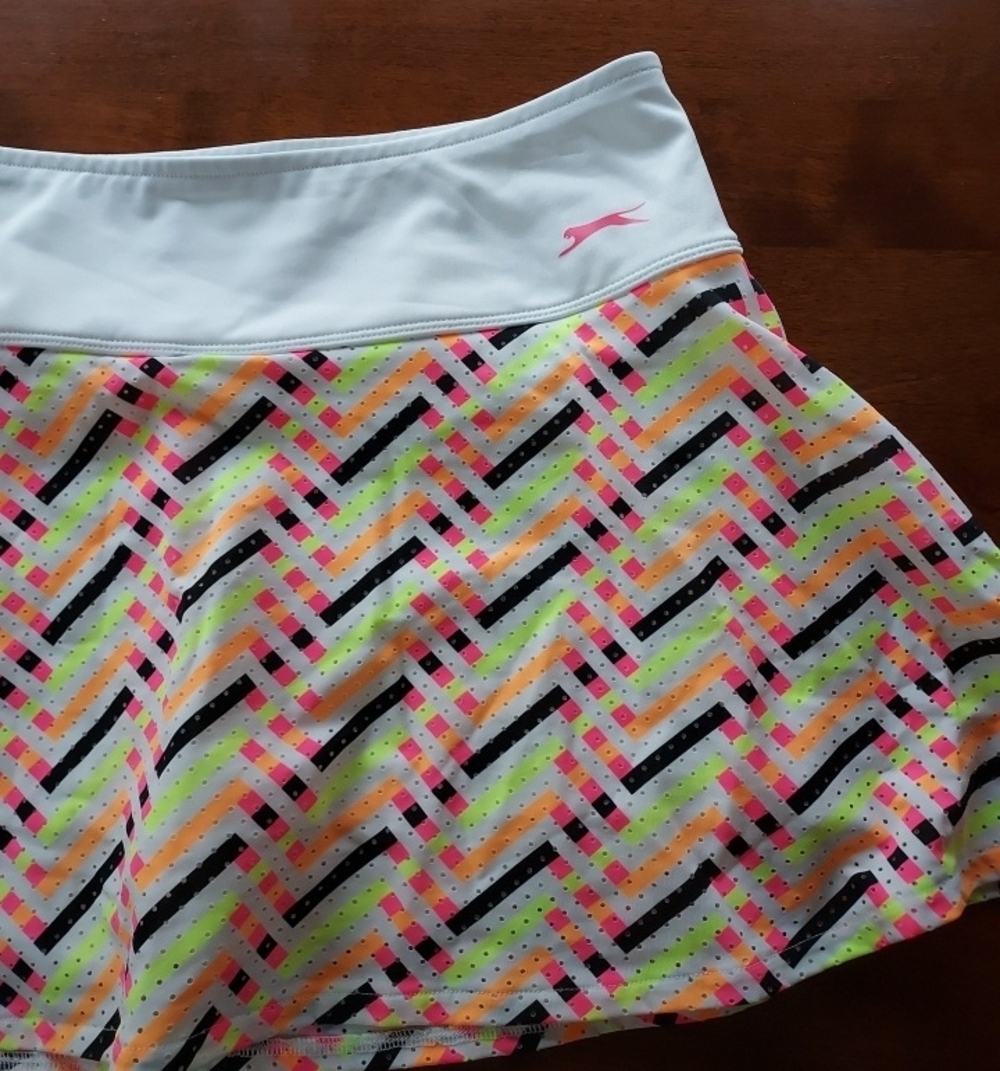Slazenger Set White Sleeveless Golf Top with Neon Yellow Trim and Printed Skirt - Picture 2 of 6